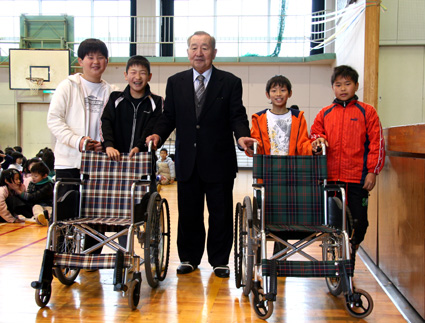 総合学習の成果として　社協へ車いす２台