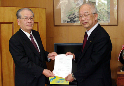 パトロール用ベストなど 能登川地区4団体へ寄贈