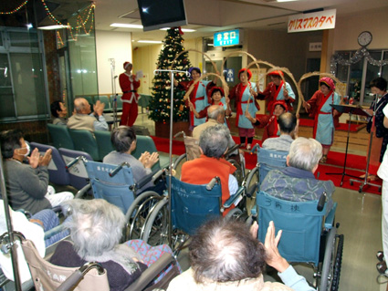 患者や家族　一足早く聖なる夜楽しむ