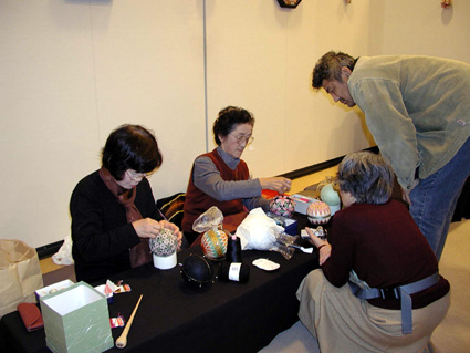 開館8周年記念「びんてまり展」　ズラリ450点が一堂に並ぶ