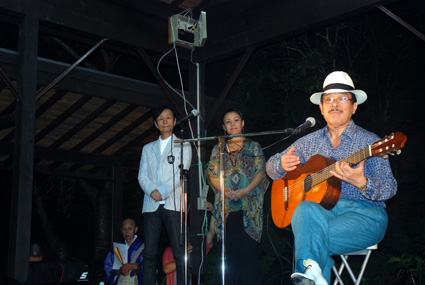 神秘的な万燈の明かりをバックにアントニオ古賀ライブ