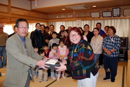 ブラジル人学校・サンタナ学園と交流 地元自治会が支援金など贈る