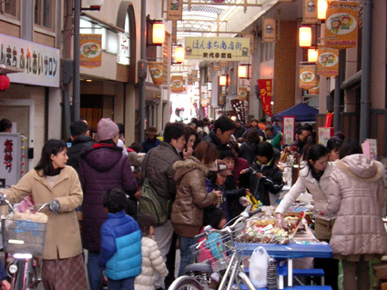 本町「食」パサージュ賑わう 昔ながらの市場町を再現