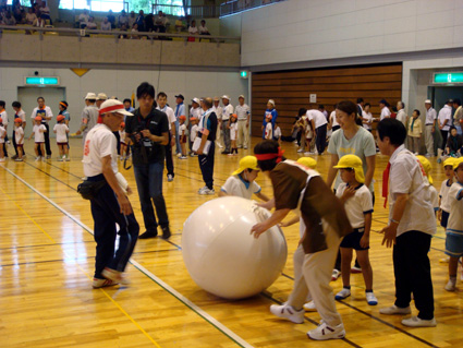 高齢者ふれあいスポーツ大会 園児らと心地よい汗流す