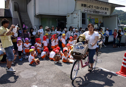 親子の安全確保のために ３人乗りは適合自転車で