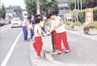 通学道路をピカピカに！ ほか (2000年9月12日号)