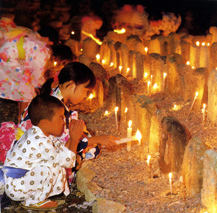 幽幻の世界ヘと誘い込む 引接寺の万燈供養