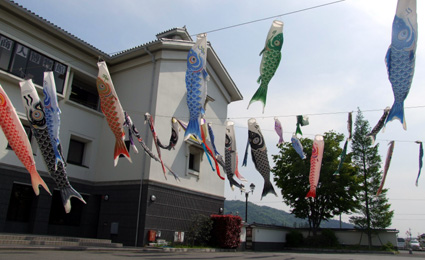 大空にスイスイ こいのぼりの群れ泳ぐ