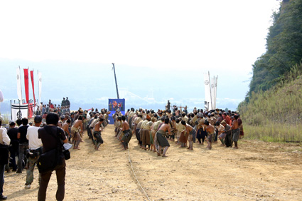 映画「火天の城」を体感 県内ロケ地と安土を訪ねるツアー