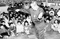 子どもたちの目を釘付け ほか (2000年1月31日号)