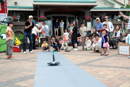 あいとうメロンまつり賑わう 大人気「カーリング大会」