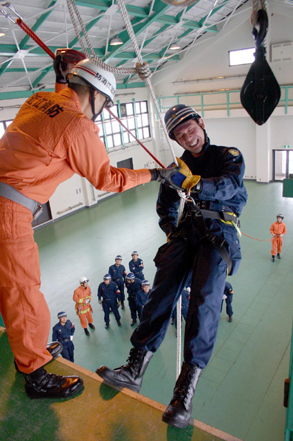 警察と消防が合同訓練 万一の大災害に備えて