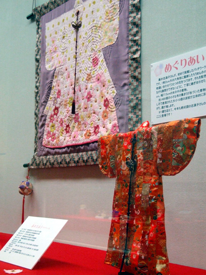 花々で縮緬タペストリー 91歳、新たな挑戦