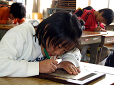 堀井親子の偉業知る!　蒲生西小４年生がガリ版