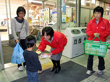 事故に遭わないよう気を付けて!　来年の干支「丑」絵馬を配布