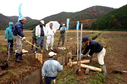 フナやコイの魚道づくり　近江八幡市島町の水田