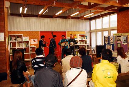 ウォーキングやコンサートなど楽しむ あいとう菜の花エコフェスタ