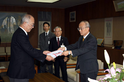 箕作小学校の開校を記念してピアノを寄贈