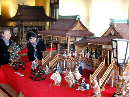 商家伝来の家宝雛 華やか『ひな人形めぐり』