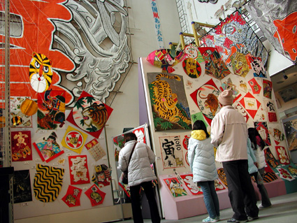 今年のえと（トラ）を凧に乗せて 新春特別企画 「干支凧展―寅―」