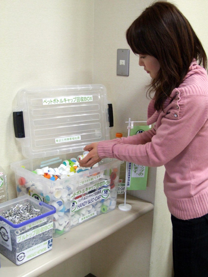 キャップ100万個達成 ユニセフへ収益金を寄附