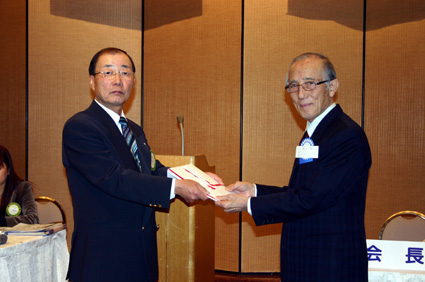 オークション収益をあかね寮に寄付