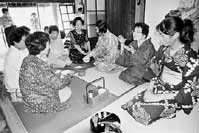 八日市南高生が点てる紫草抹茶 ほか (2000年7月14日号)