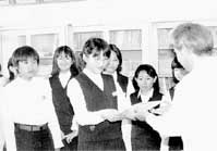 玉中１年会が社協に寄付 社会福祉に役立てて ほか (2000年6月11日号)