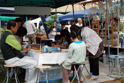 アートギャラリー・湖東ヘムスロイド村 お目当ての品を求めて1万人