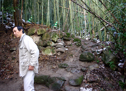 伝本丸大石段は直線だった 県教委・観音寺城跡調査