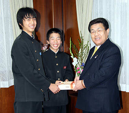 地域の催しに参加して　売り上げ金を寄付