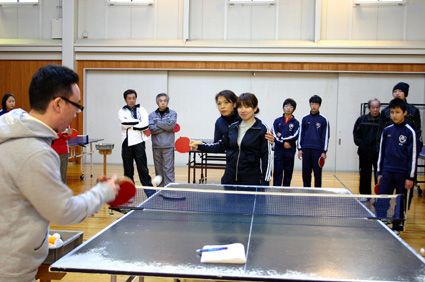 卓球のコーチクリニックアスリートとともに