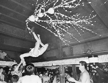 良縁・長寿の「まゆ玉」めがけ ほか (2001年1月13日号)