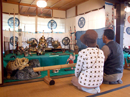 勇壮な姿たくましく 五個荘で『武者人形めぐり』