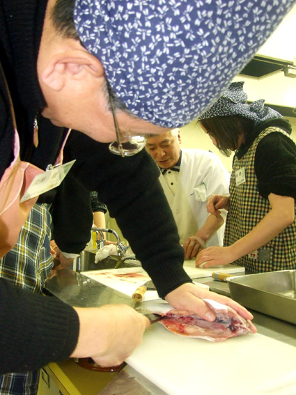 「地域デビュー応援塾」魚の三枚おろしに挑戦